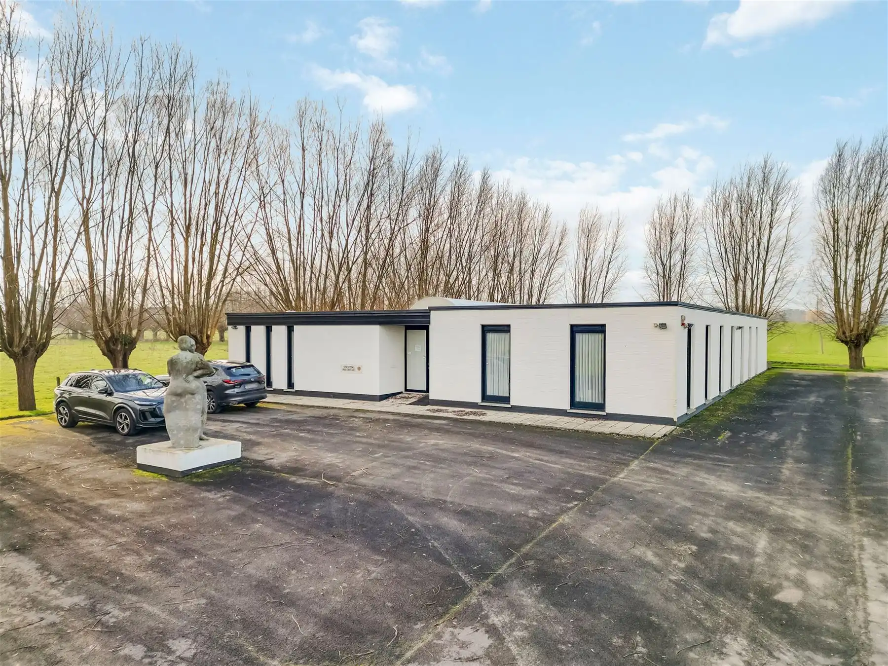 Veelzijdig Kantoorpand met Parkeerplaats in Groen Mene foto 2