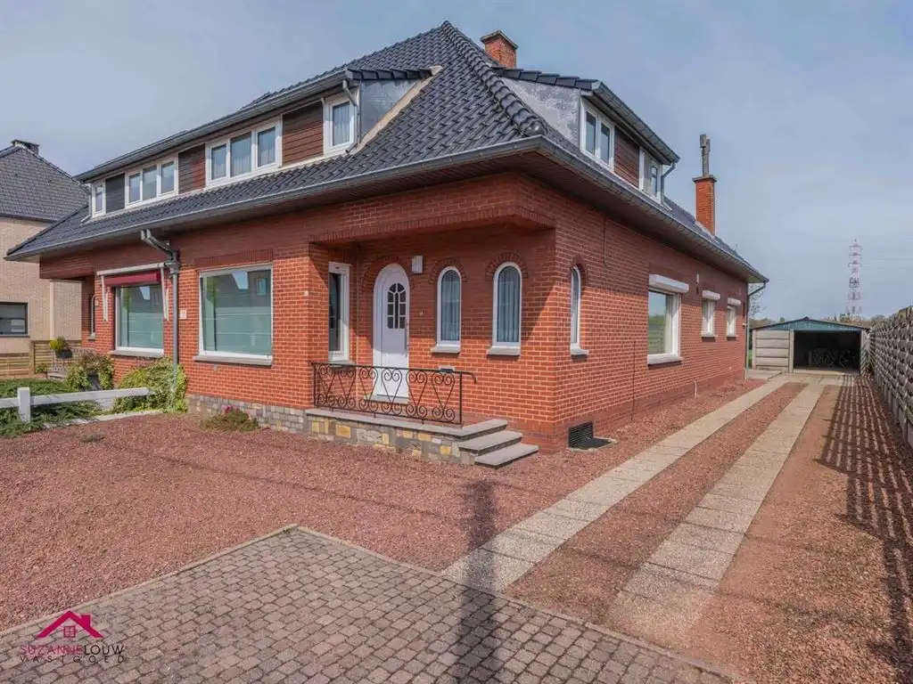 Te renoveren woning op ruim perceel foto 2