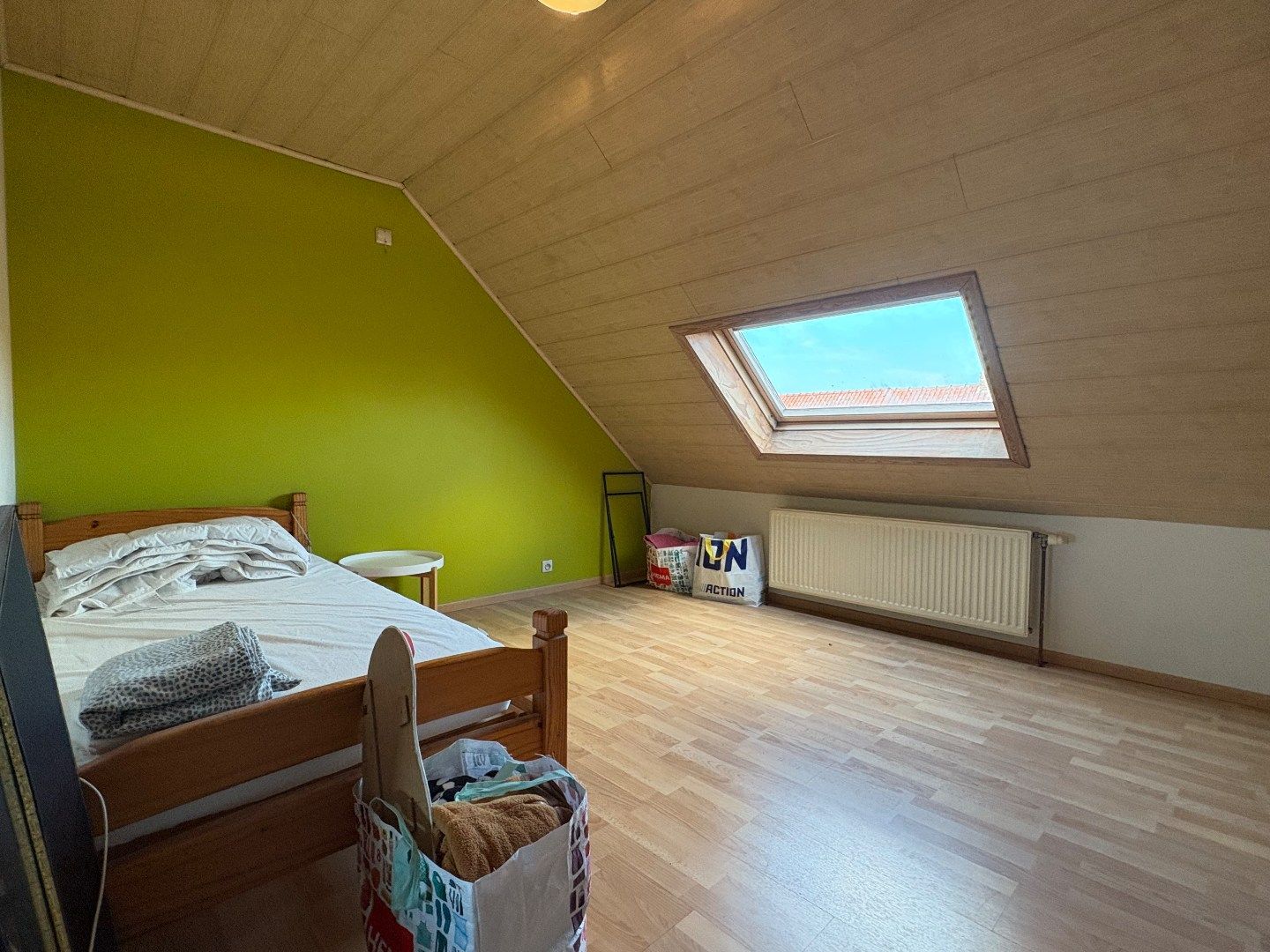 Woning met 2 slaapkamers, vernieuwde badkamer en inpandige garage te huur in Harelbeke  foto 7