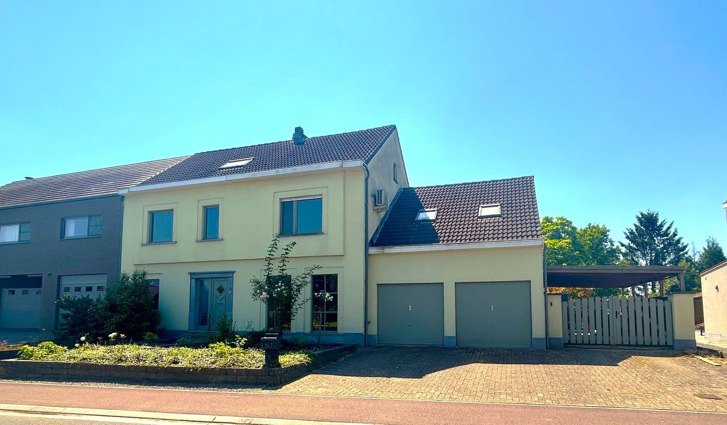 Zeer ruime woning met 6 slaapkamers op een perceel van 22a27ca! foto 2