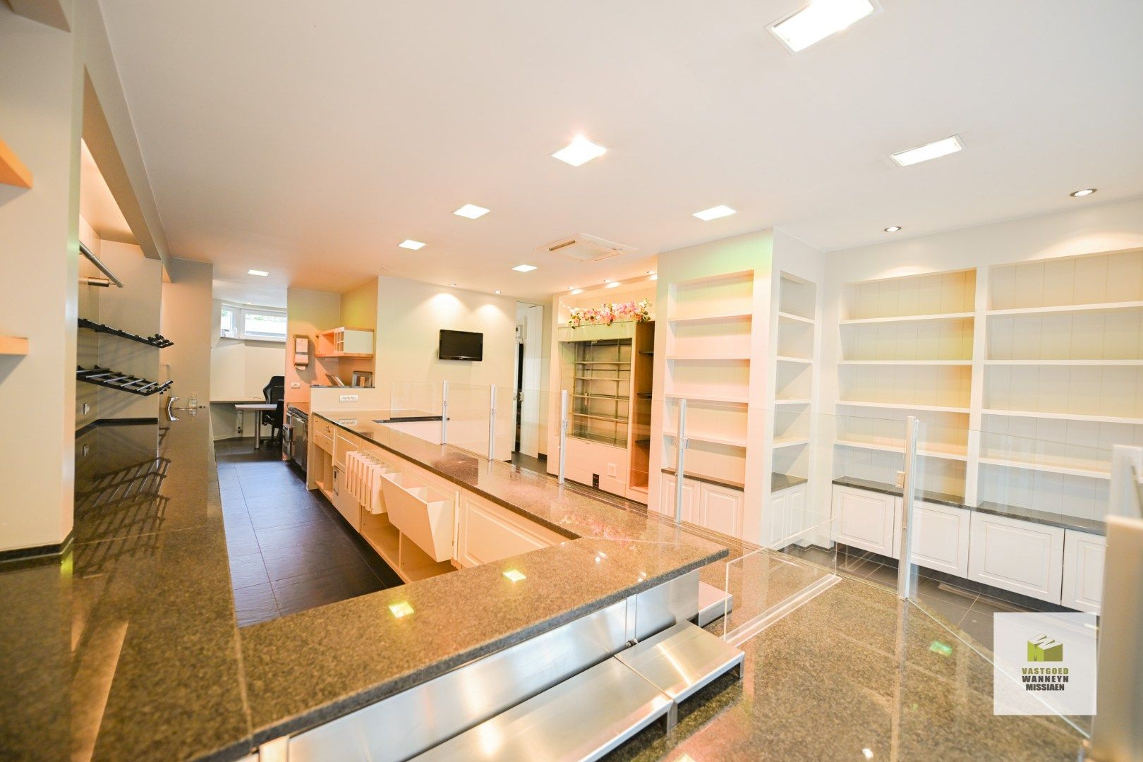 Instapklaar handelspand (80 m2) momenteel ingericht als traiteurszaak foto 4