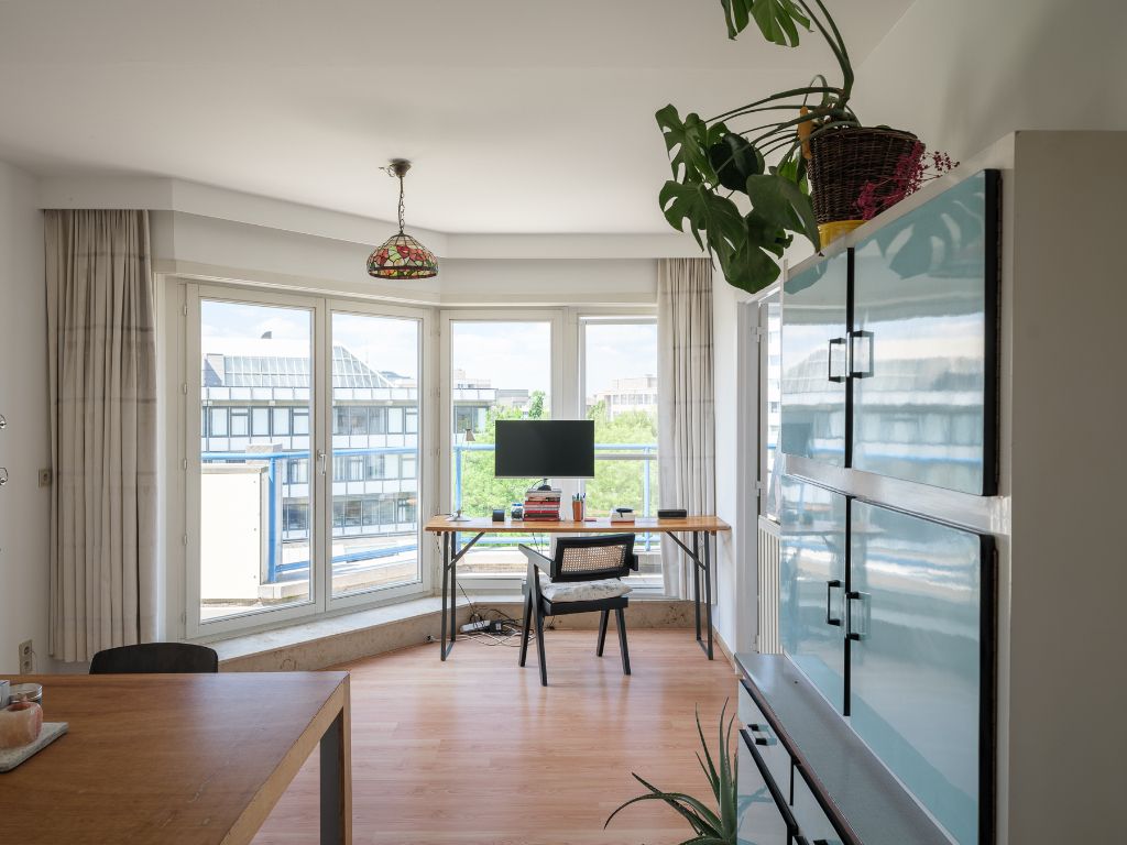 Licht op te frissen penthouse met 4 slaapkamers, meerdere zonneterrassen en een adembenemend uitzicht over de Leie en de Bijloke. Aankoop staanplaats. foto 4