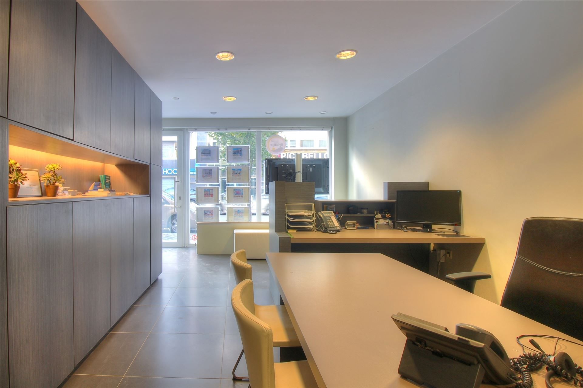 Zeer commercieel gelegen modern kantoor/handelsgelijkvloers foto {{pictureIndex}}