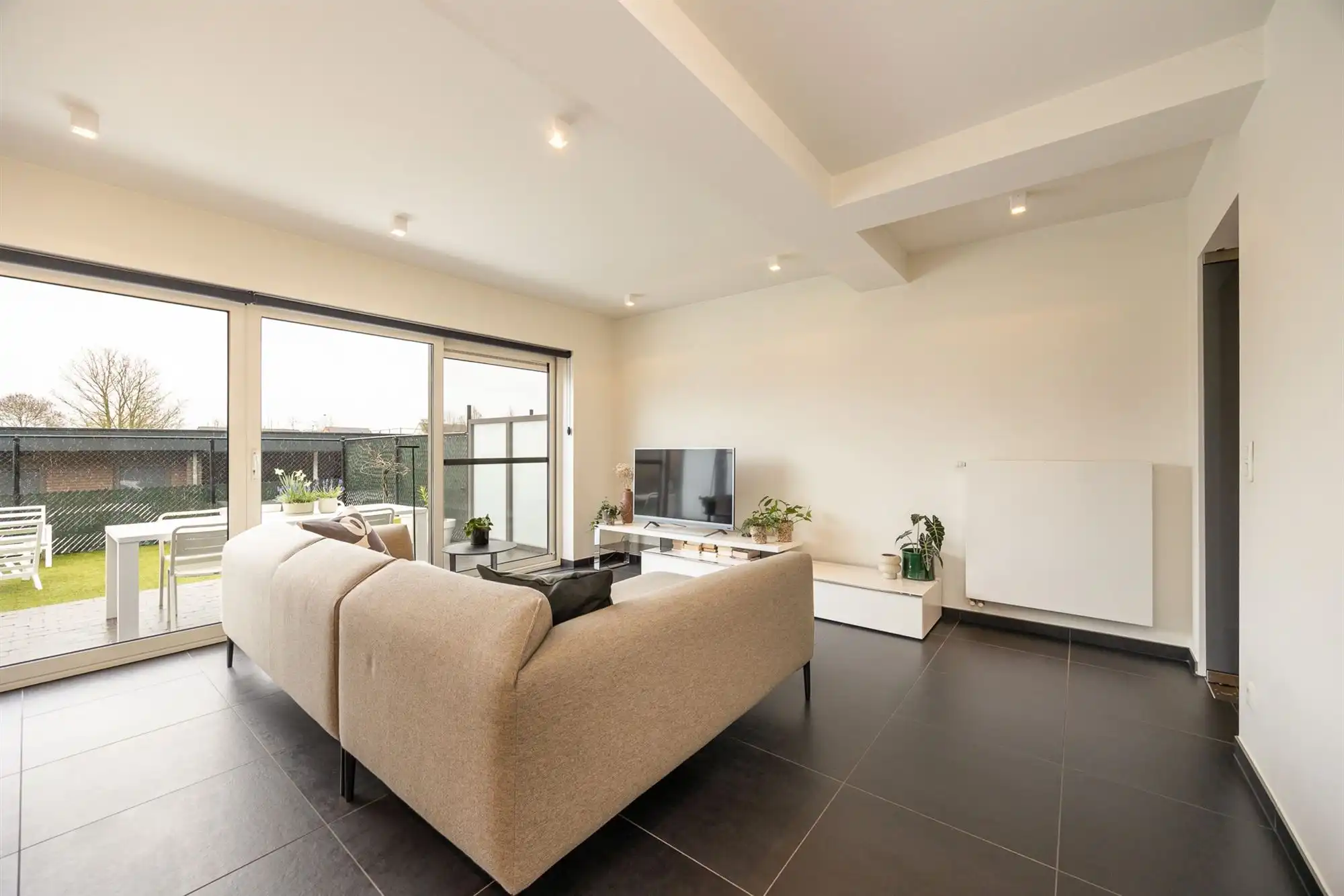 Instapklaar gelijkvloers appartement met tuin en carport foto 18