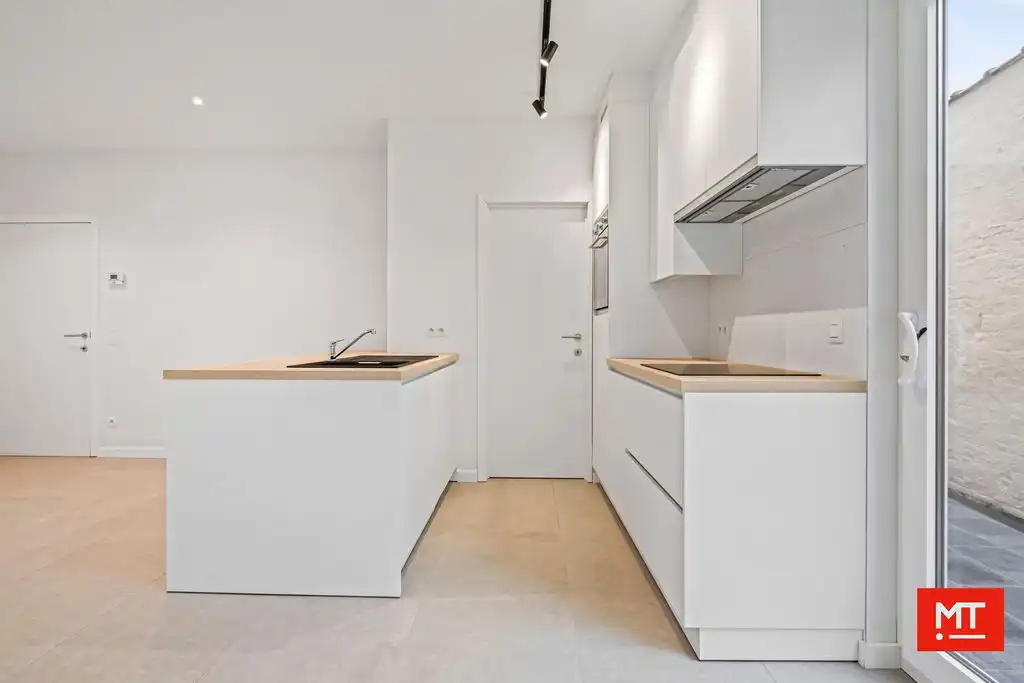 Instapklare halfopen woning met 3 slaapkamers, tuin en uitweg in de dorpskern van Ledegem foto 2