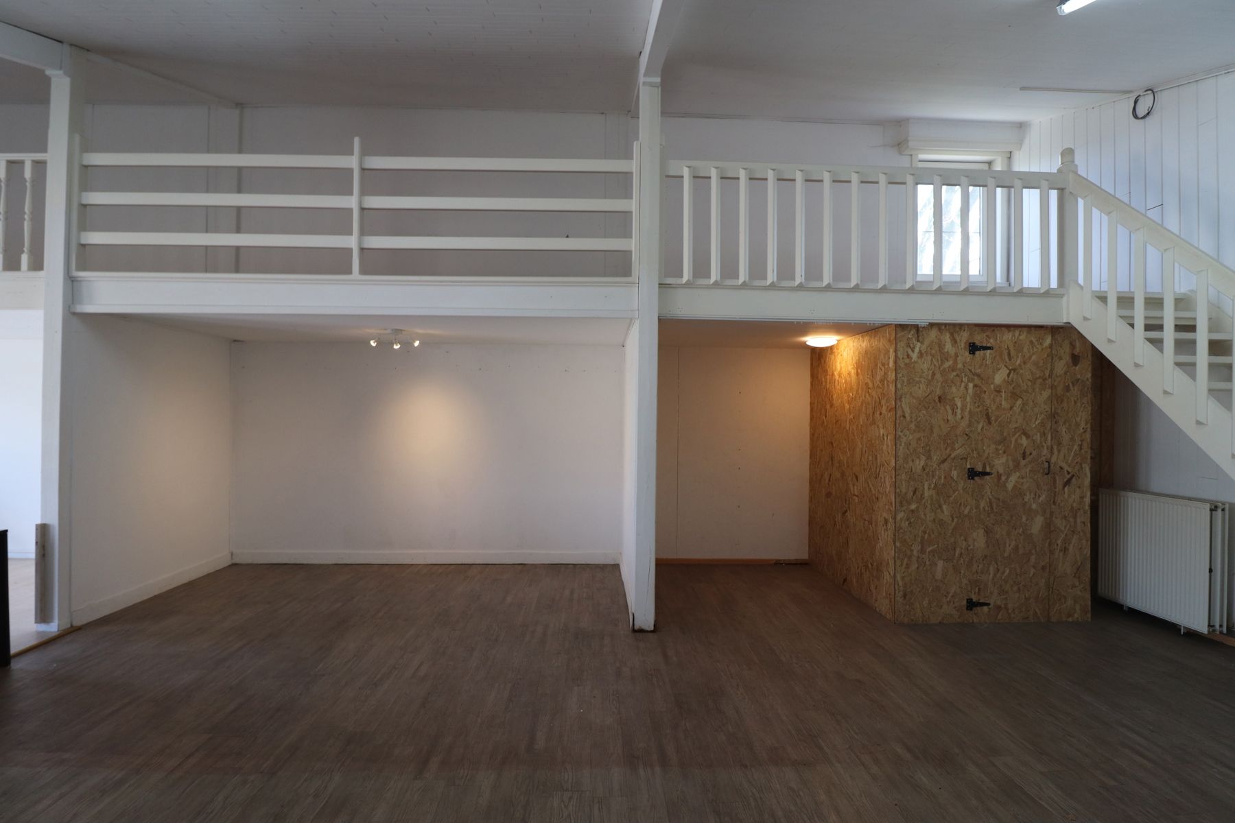 Een werkhuis-opslag-toonzaalruimte links vooraan van 175 m². foto 10