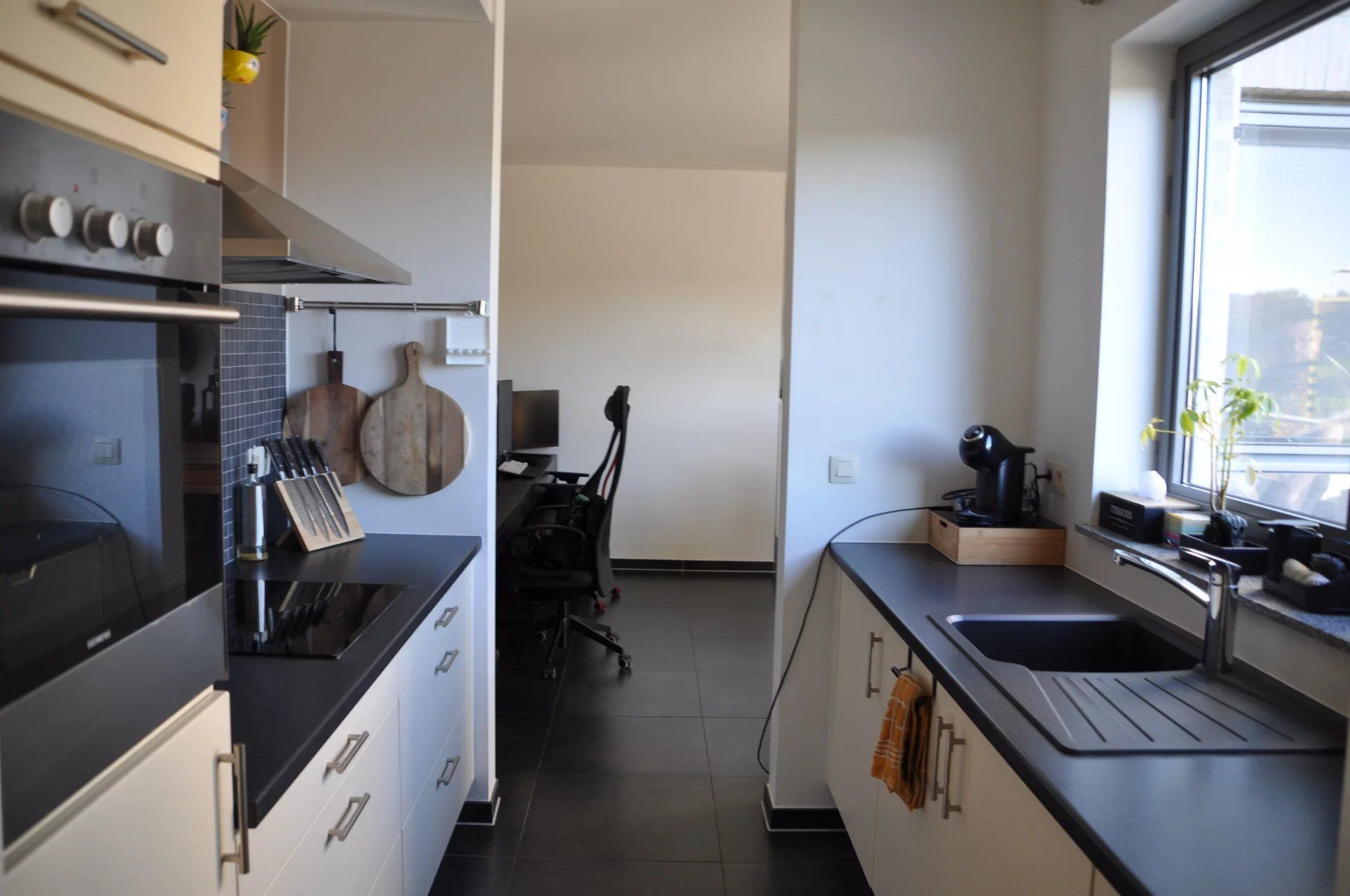 CENTRAAL GELEGEN LICHTRIJK APPARTEMENT VAN 104m² MET 2 SLPK'S foto 13