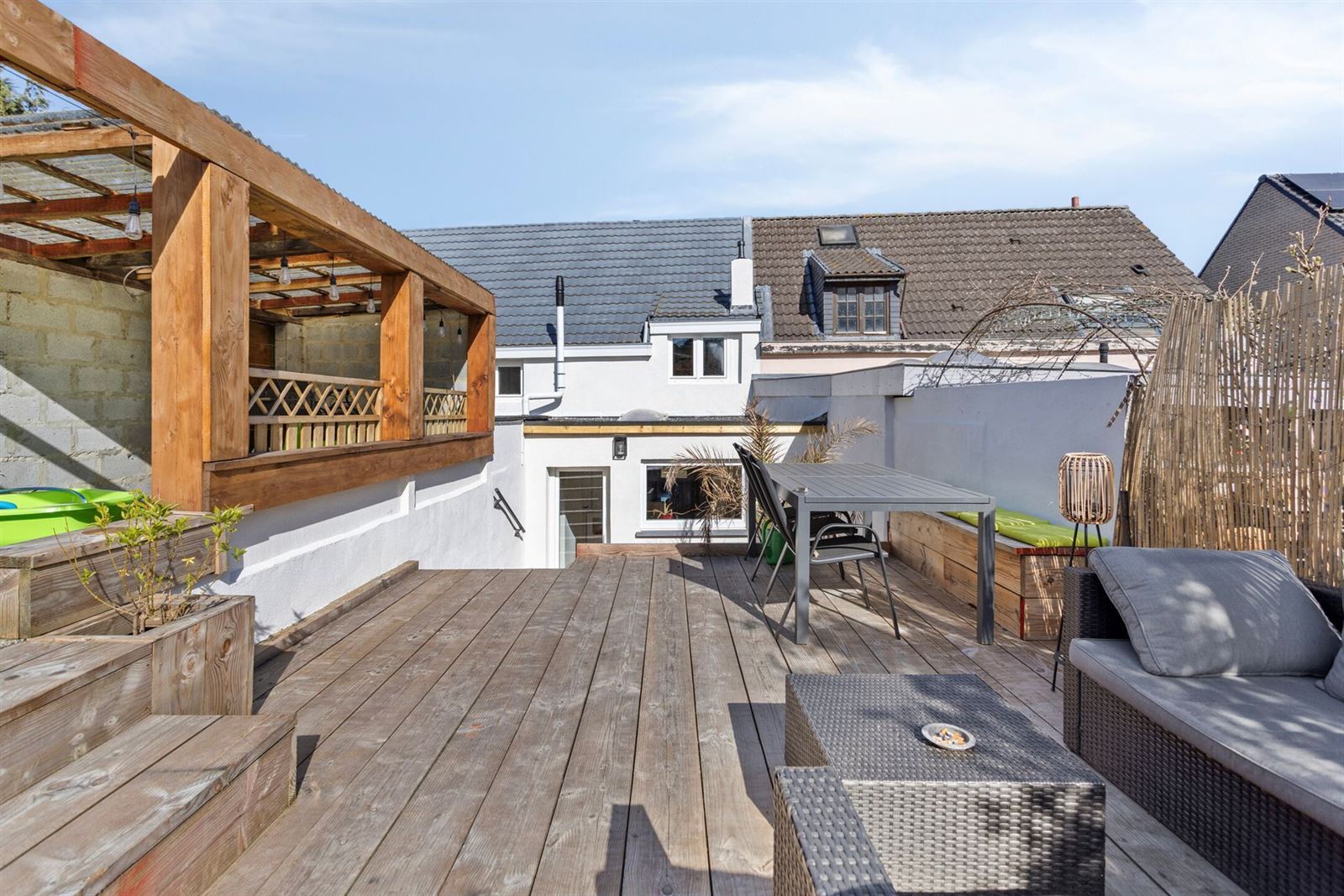 Volledig gerenoveerde woning met 3 slaapkamers, garage en prachtige tuin foto 4