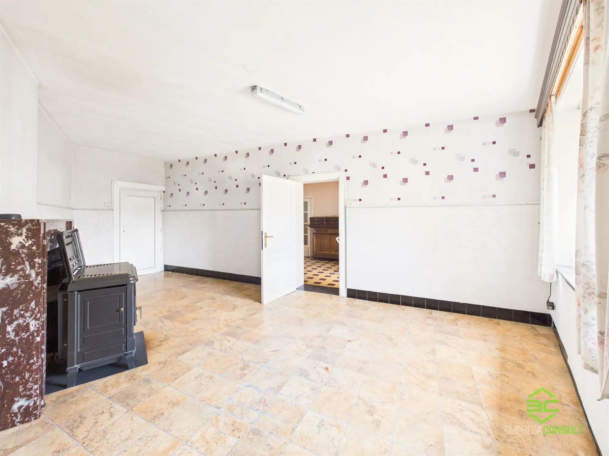 Centraal gelegen te renoveren woning met 3/5slpk! foto 8