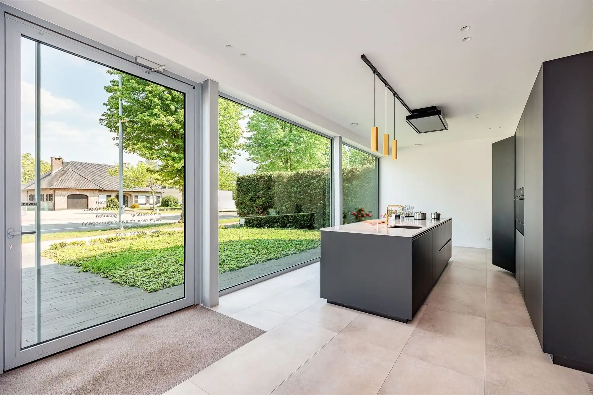 Prachtig afgewerkt gebouw - showroom + villa foto 4