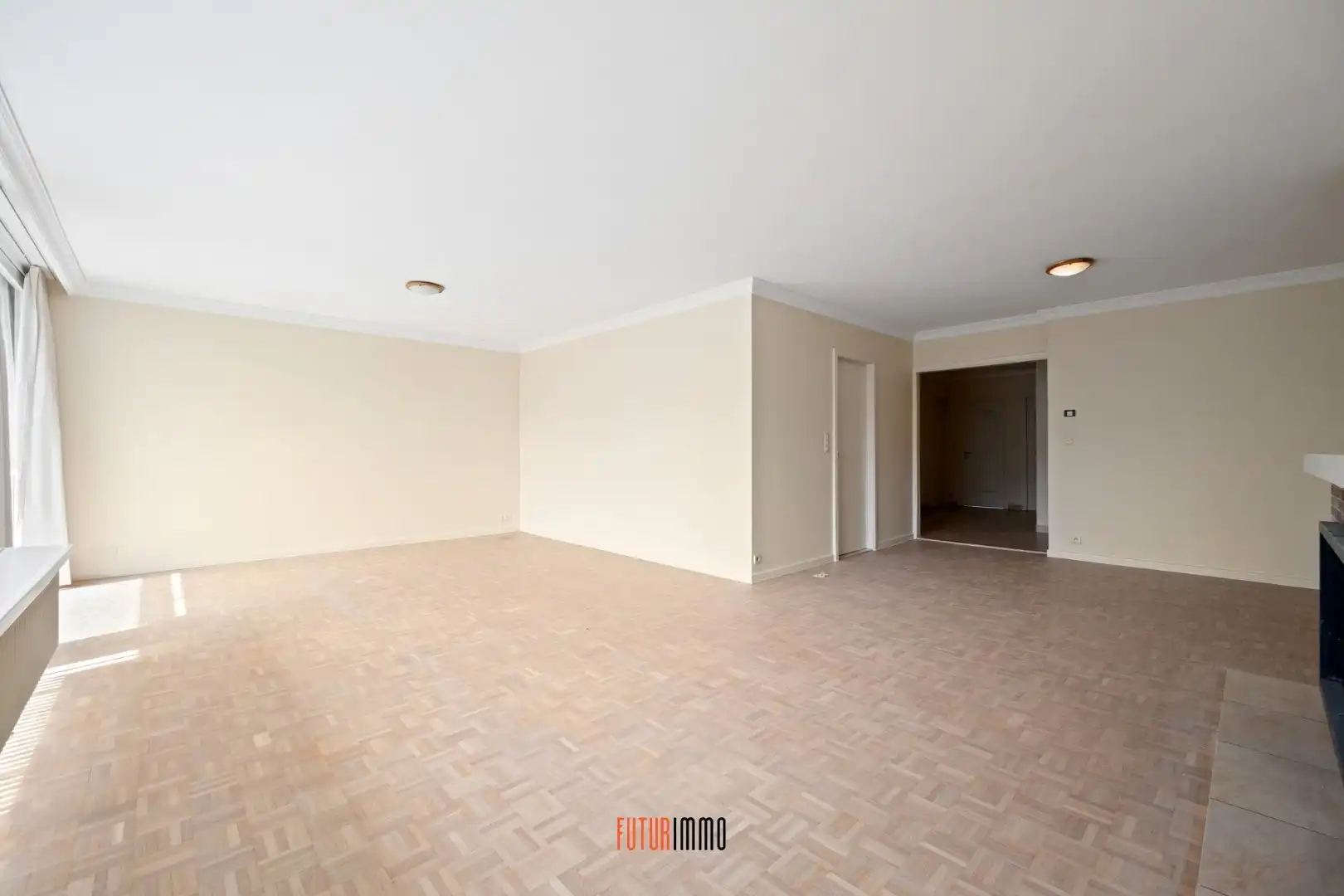 Ruim 3-slpk appartement met parking te Sint-Michiels foto 2