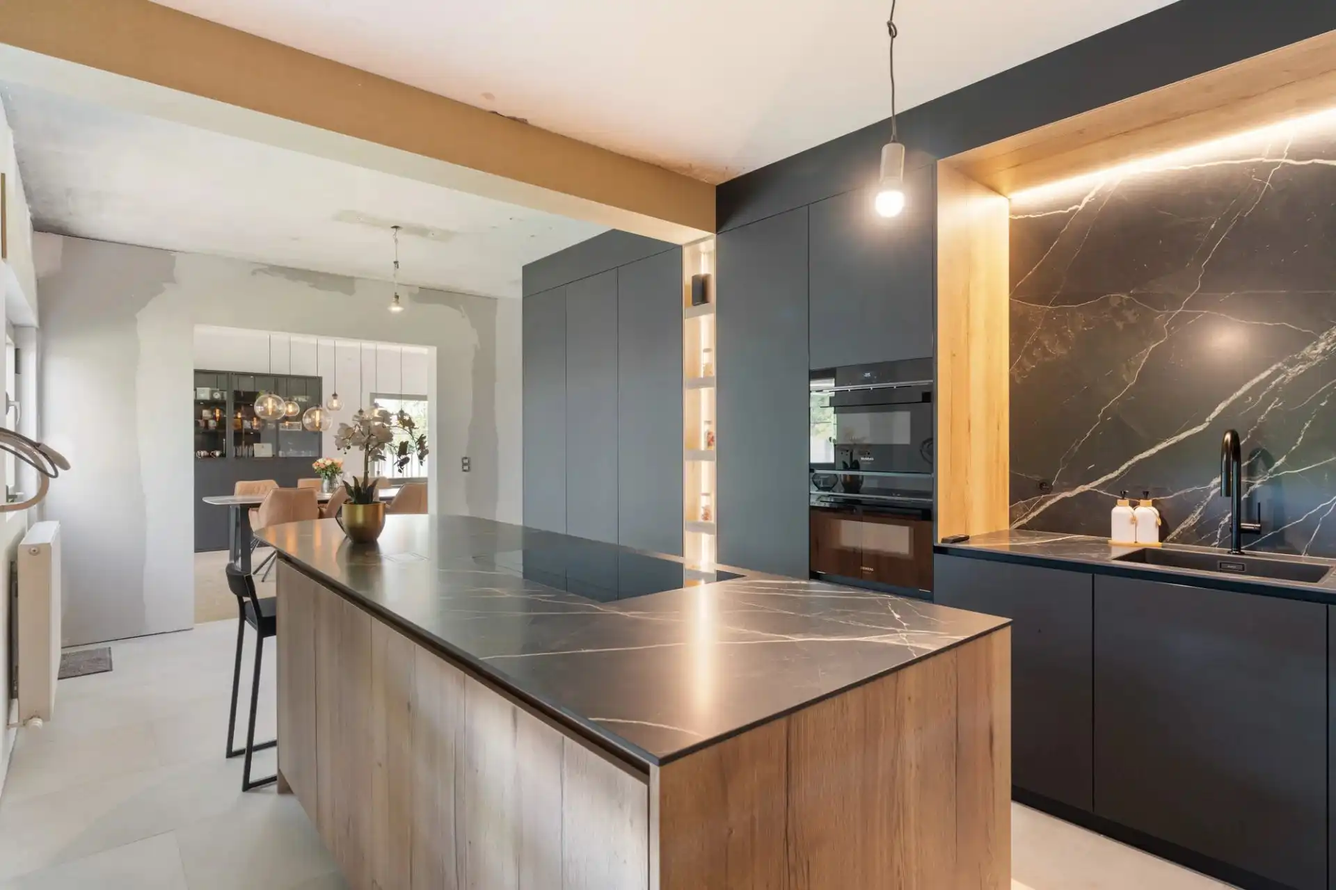 Vernieuwde gezinswoning met tuin en dubbele garage te Herk-de-Stad foto 4