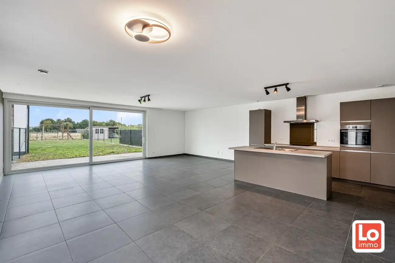 VERKOCHT! Moderne en instapklare halfopen woning met afzonderlijke garage in Lochristi! foto 5