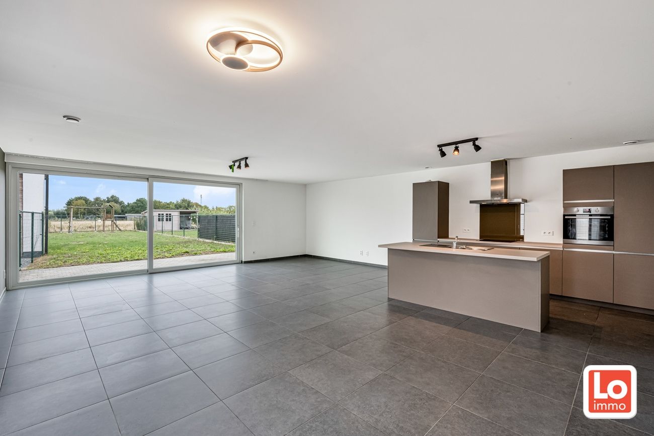 Moderne en instapklare halfopen woning met afzonderlijke garage in Lochristi! foto 5
