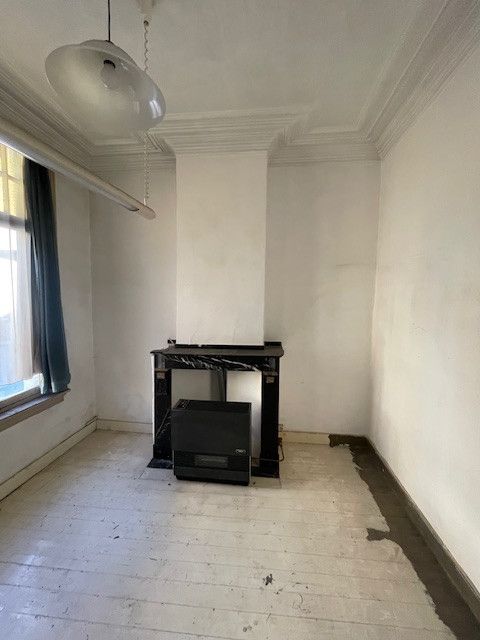 Volledig te renoveren rijwoning met karakter in hartje Borgerhout! foto 4