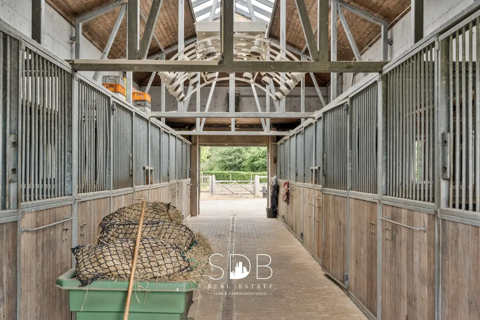 Prachtige villa met hippische accommodatie en graslanden mogelijkheid tot 23 ha foto 44