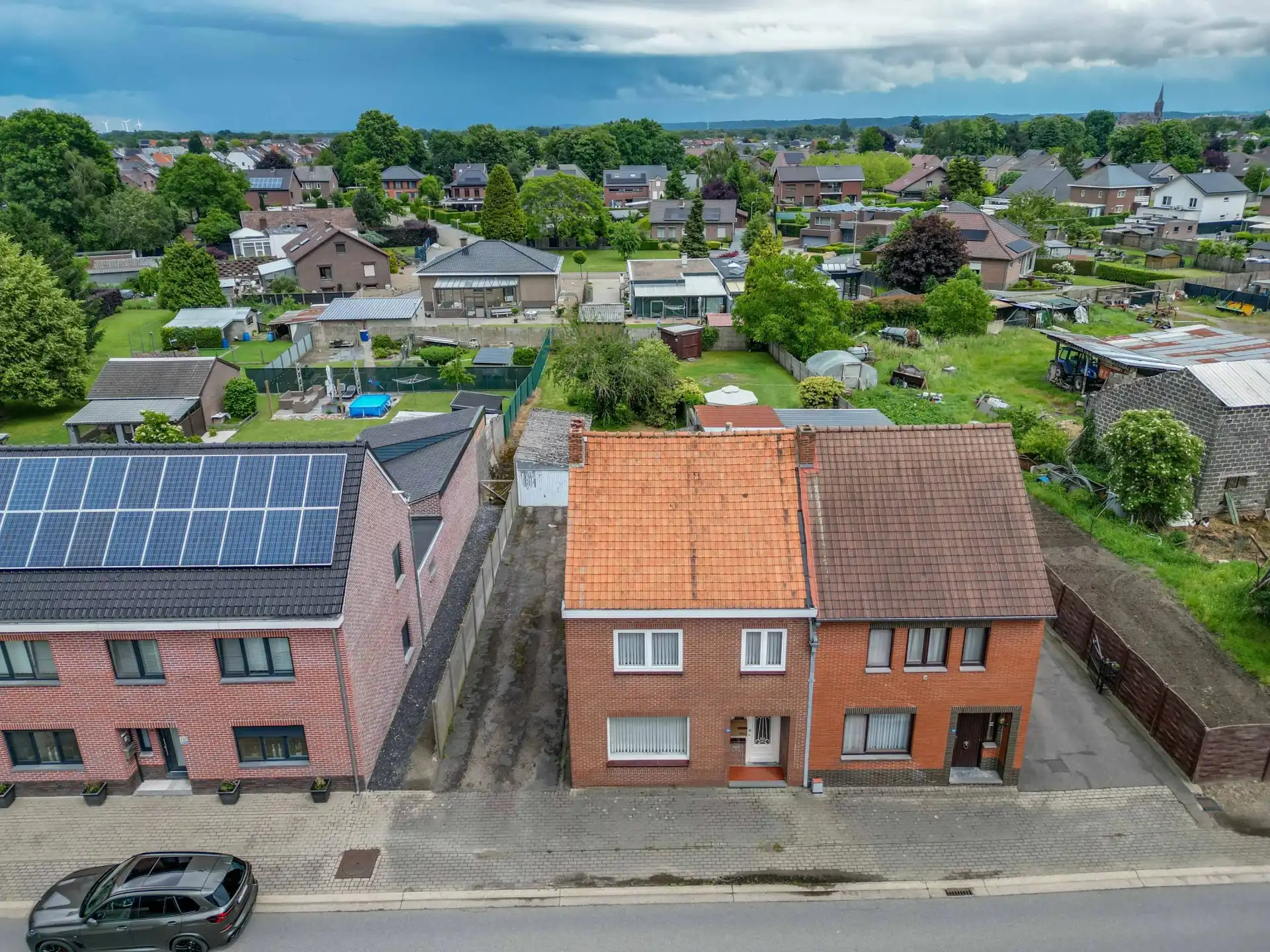 Ruime, centraal gelegen woning met renovatiepotentieel foto 2