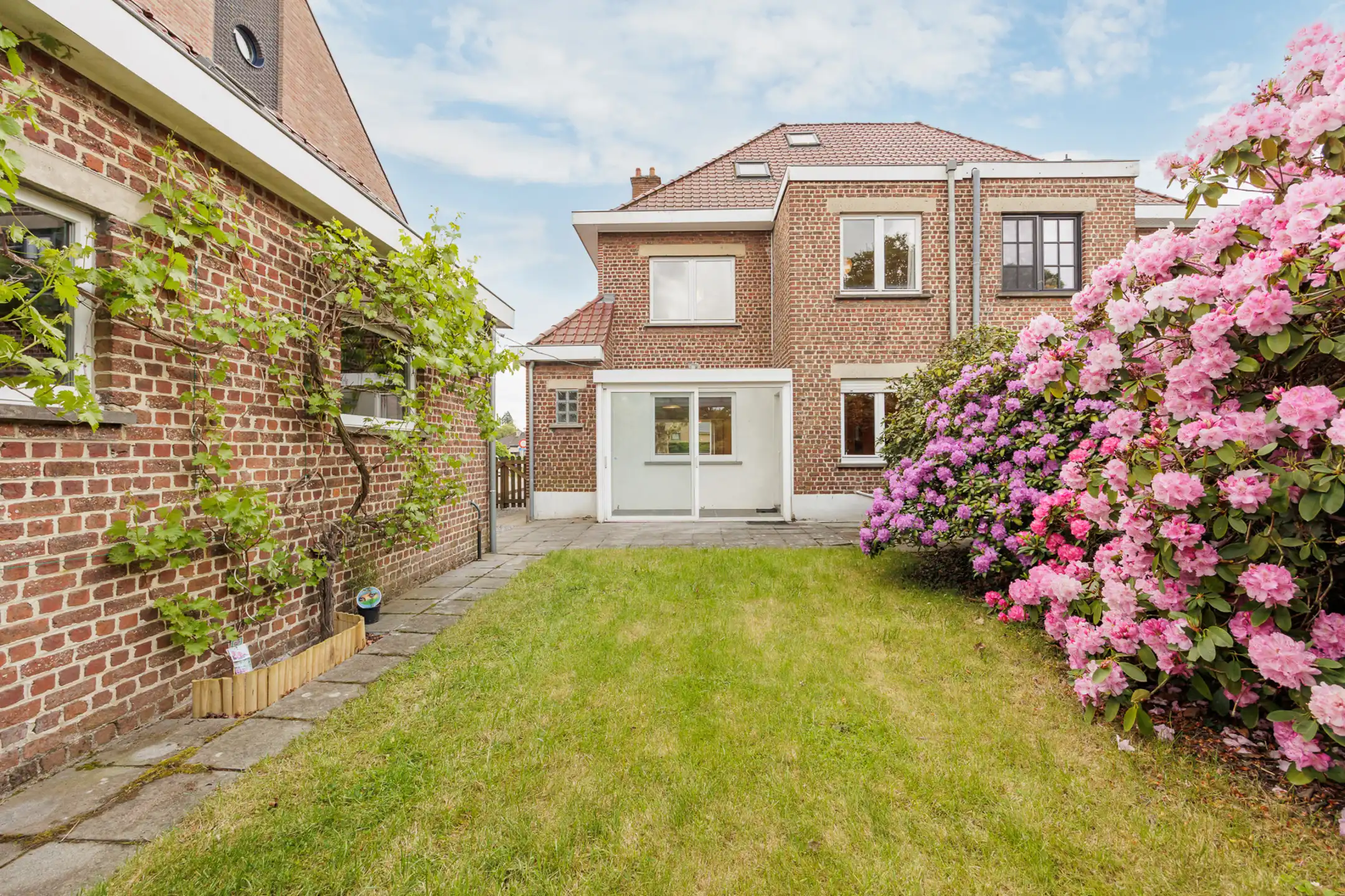 Charmante driegevelwoning met garage foto 15