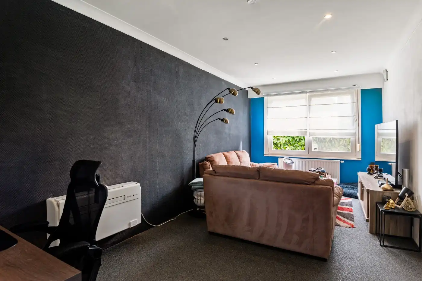 Ruime woning met 3 à 4 slpk., garage en oprit op een perceel van 702 m² foto 2