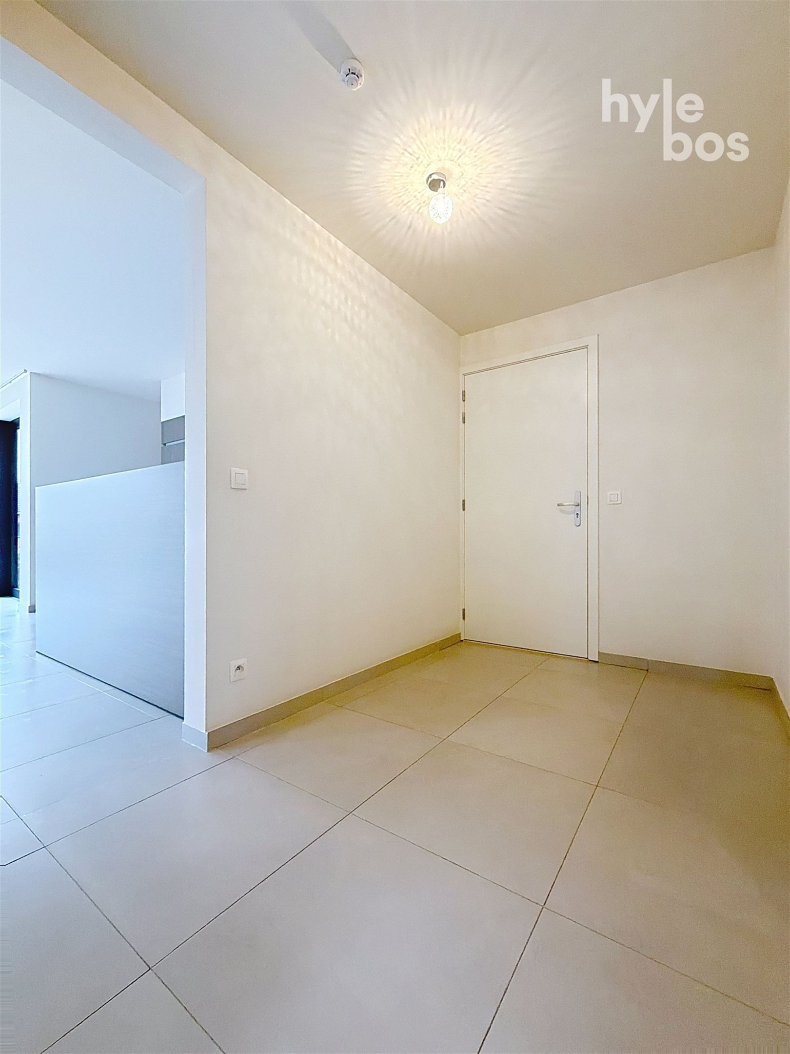 Instapklaar 2 slaapkamer appartement met garage foto 8