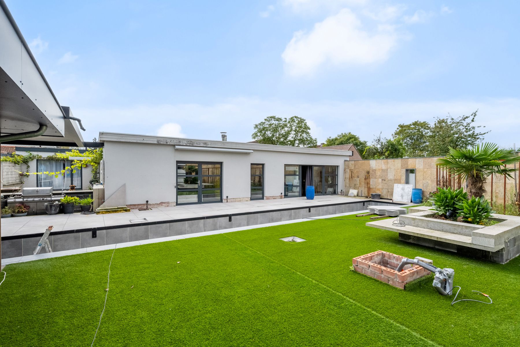 Handelspand met kantoren, showroom, loods + woonst foto 3