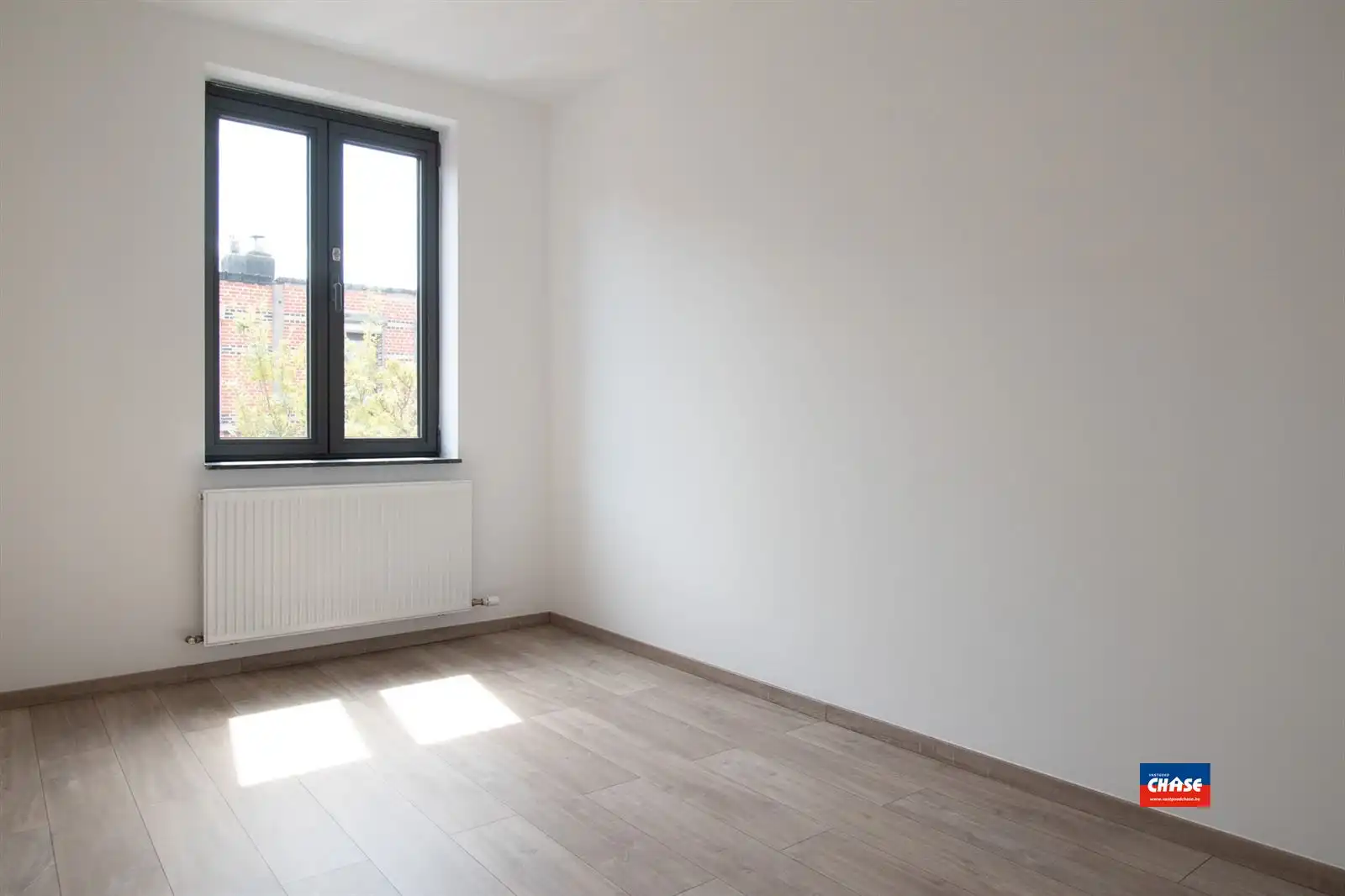 Gerenoveerde rijwoning met 3 slpks en grote tuin foto 19