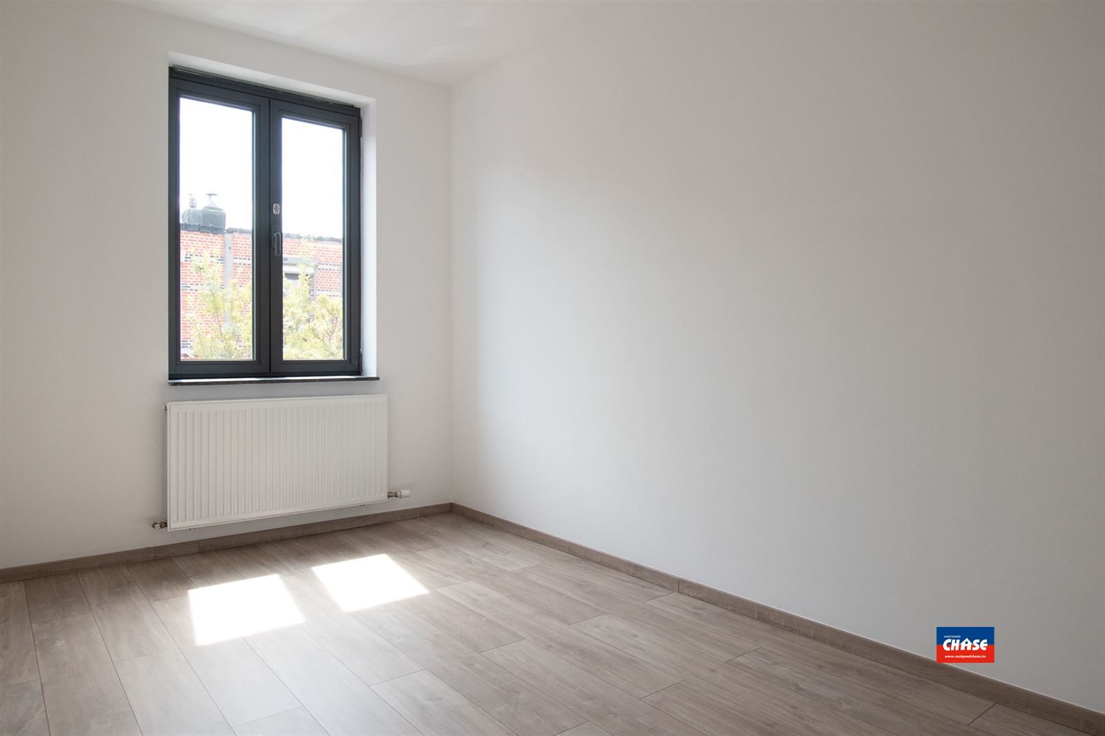 Gerenoveerde rijwoning met 3 slpks en grote tuin foto 19