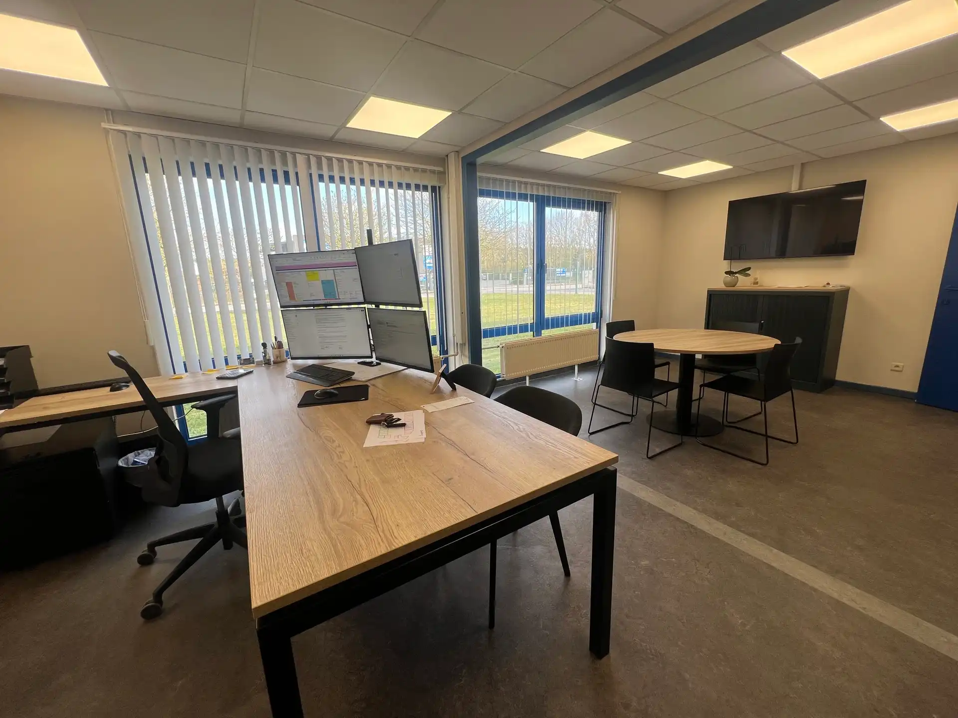 Bedrijfsgebouw met verhard buitenterrein         foto 3