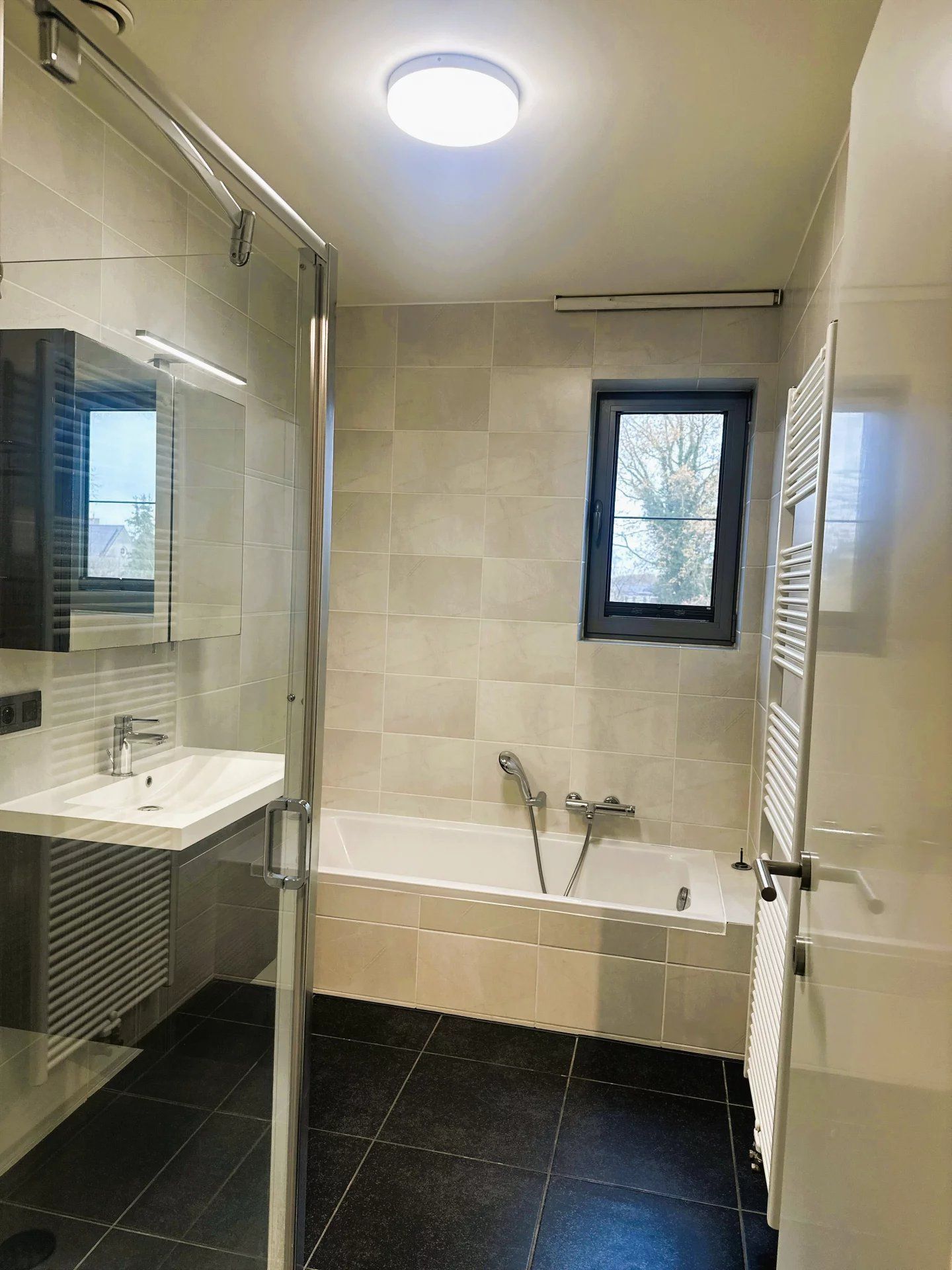 Zeer ruim instapklaar appartement met open uitzicht – 2 slpk – groot terras – garagebox + berging foto 14