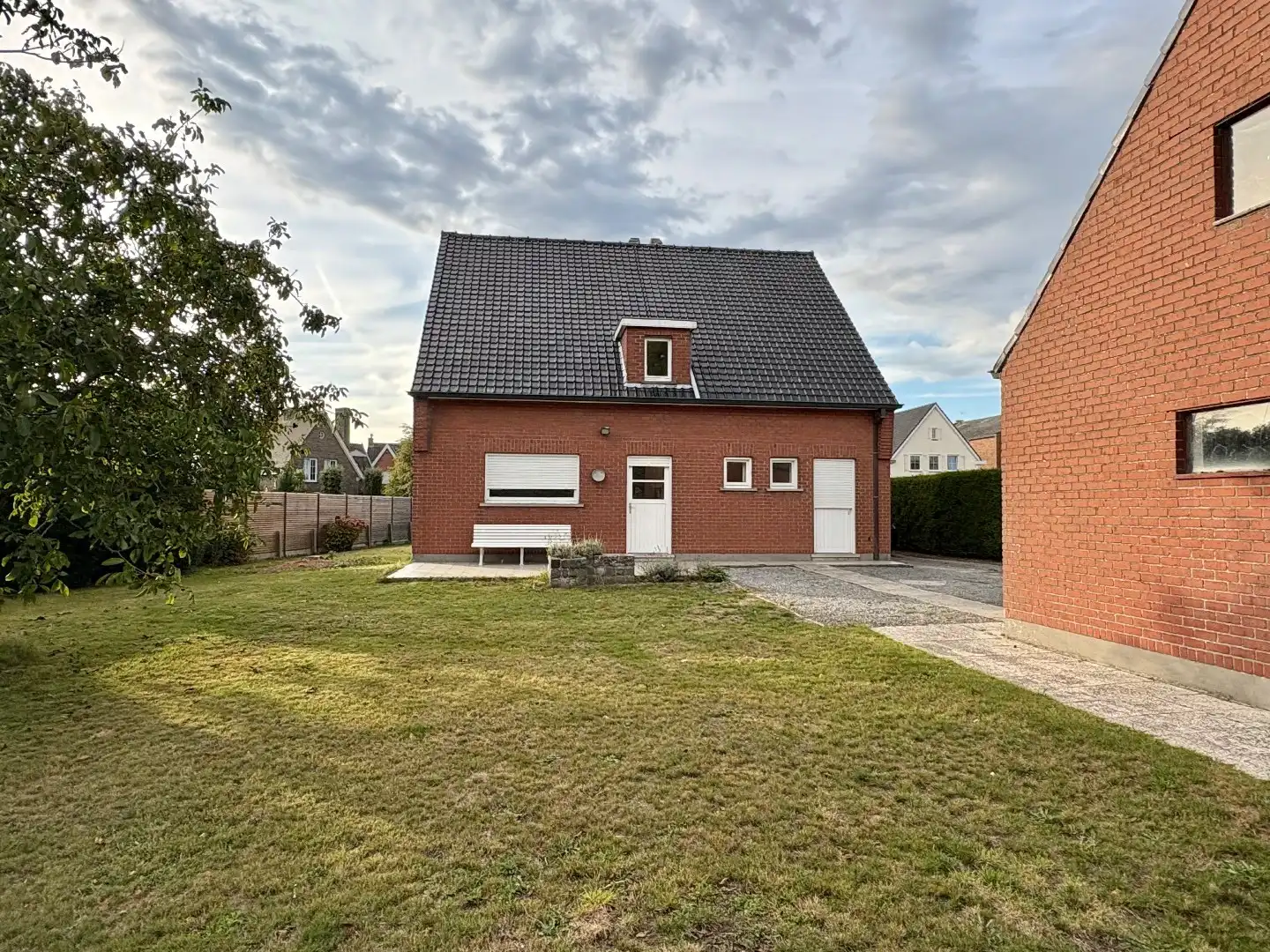 Hoofdfoto van de publicatie: Alleenstaande woning te koop in Ooigem met 4 slaapkamers, een perceel van 1244m² en een vrijstaande grote garage