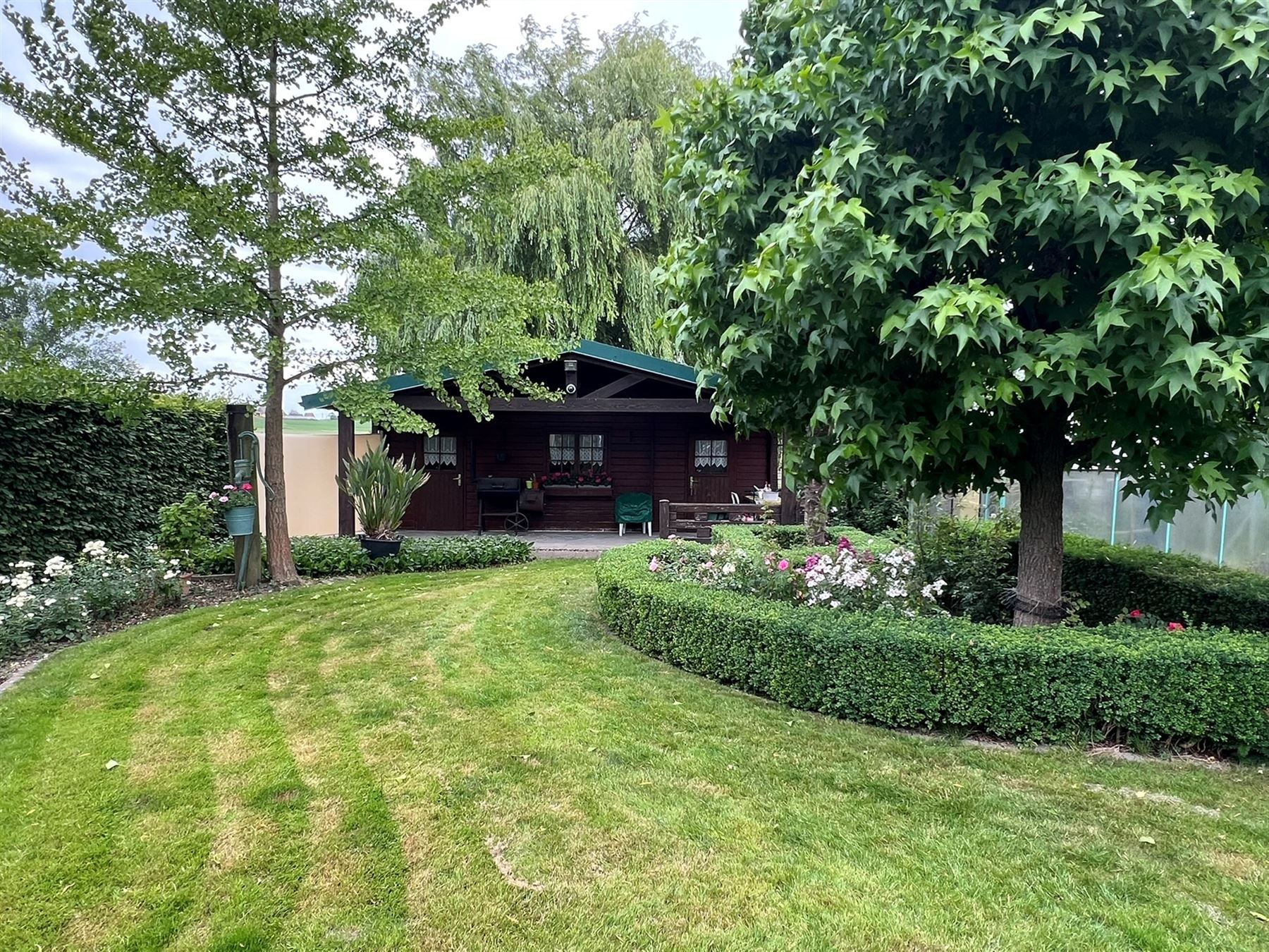 Comfortabele woning met een prachtige tuin en praktische bijgebouwen foto 7