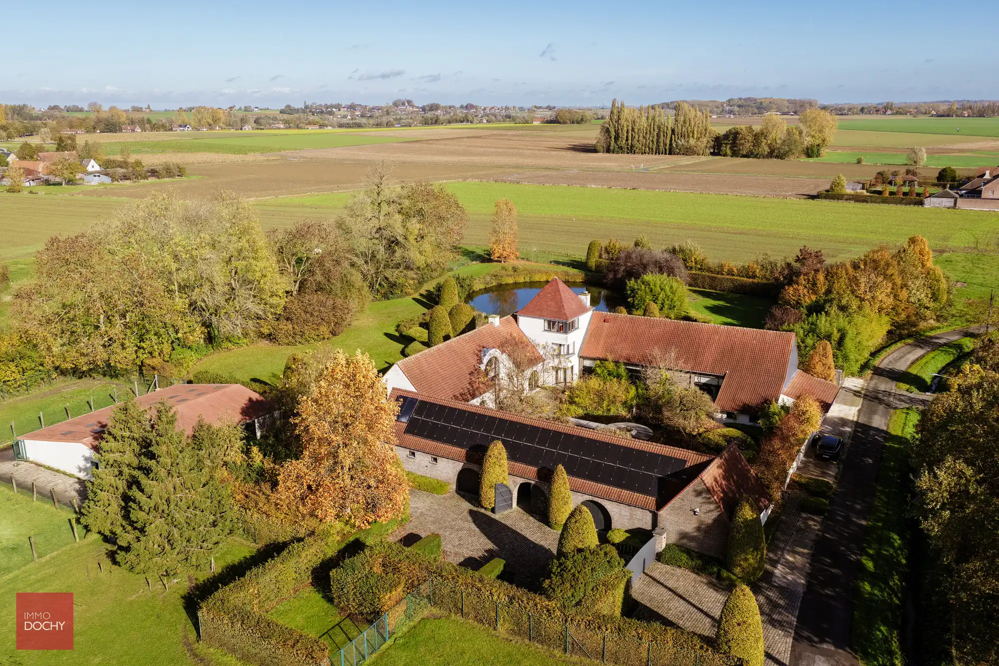 Zeer rustig gelegen vierkantshoeve met vergunde volumes foto {{pictureIndex}}