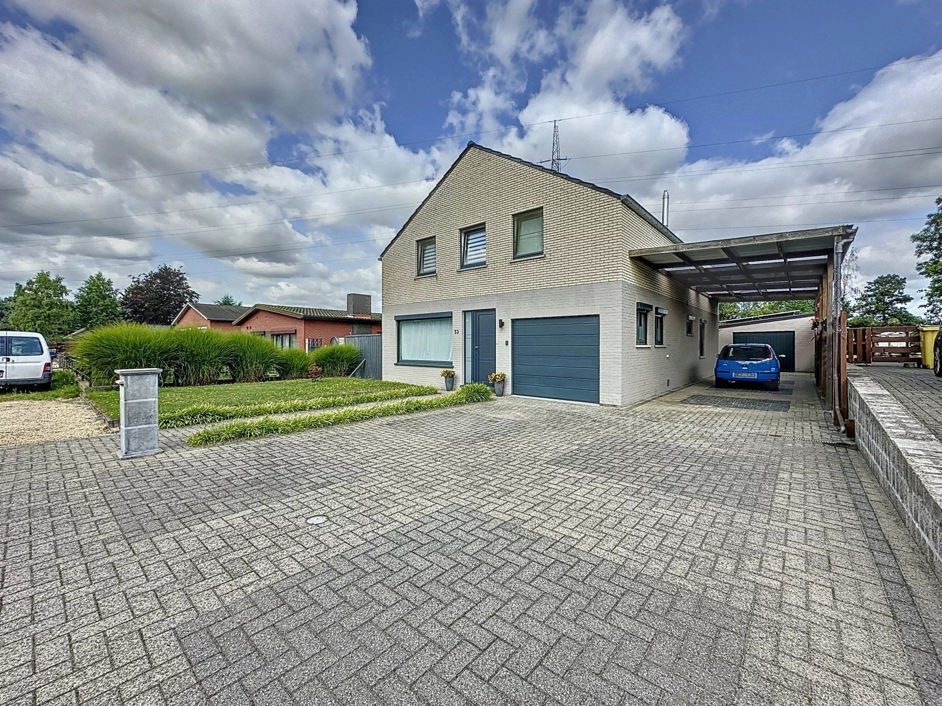 Verrassend ruime woning met 5 slaapkamers en 2 badkamers op groot perceel. foto {{pictureIndex}}