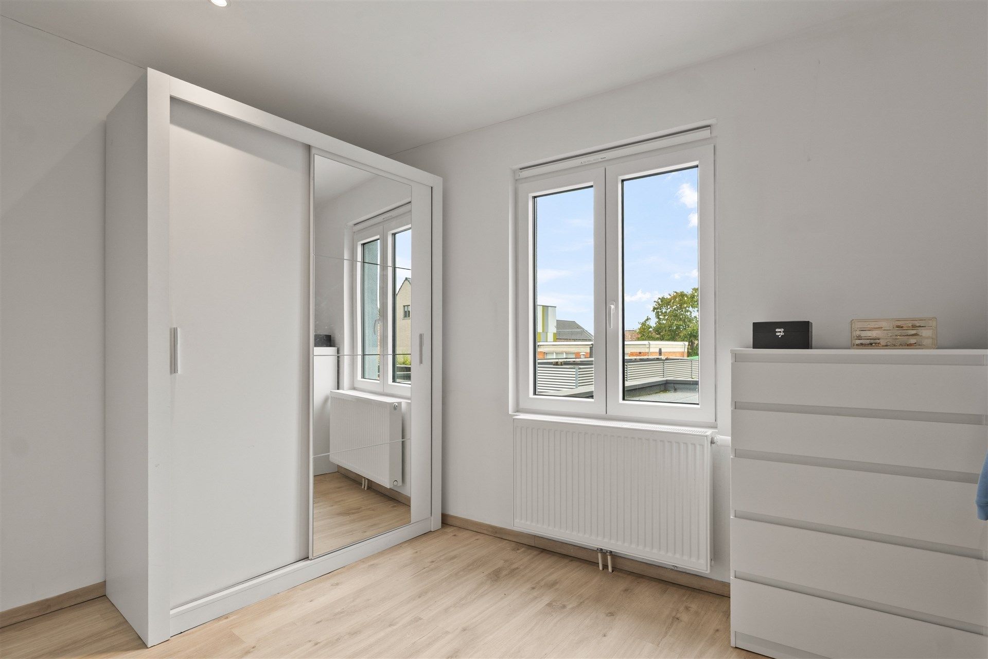 Moderne gezinswoning met 3 slaapkamers en bureau.  foto 16