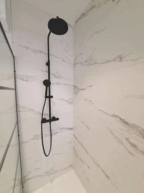 Vernieuwd 1-slaapkamerappartement met Terras te huur in Brugge foto 5