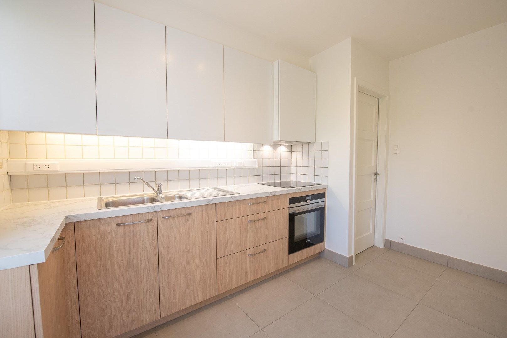 Gerenoveerde woning in rustige woonwijk TE HUUR in Waregem! foto 6