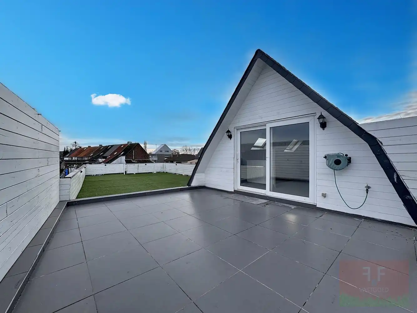 Loft op 1ste verdieping met 2 slaapkamers, zonneterras en een carport foto 2