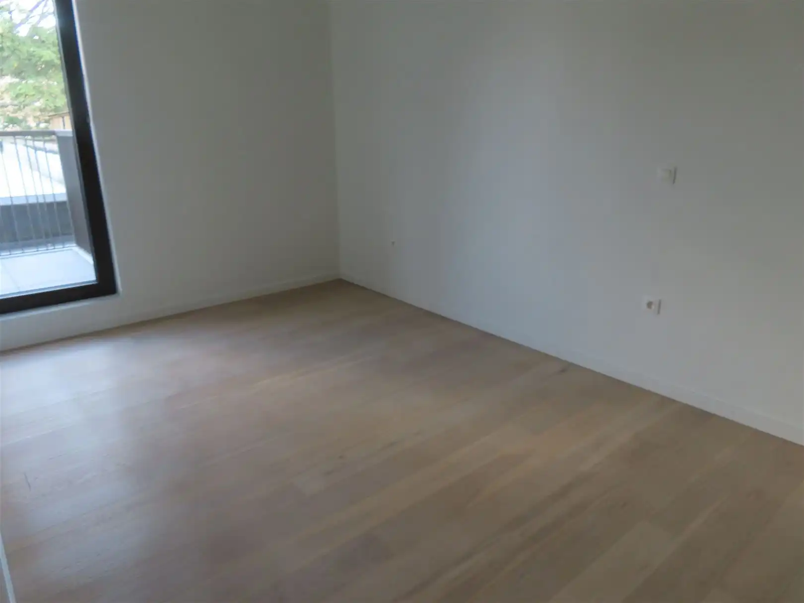 Luxueus recent  2-slaapkamer appartement, terras en parking foto 6