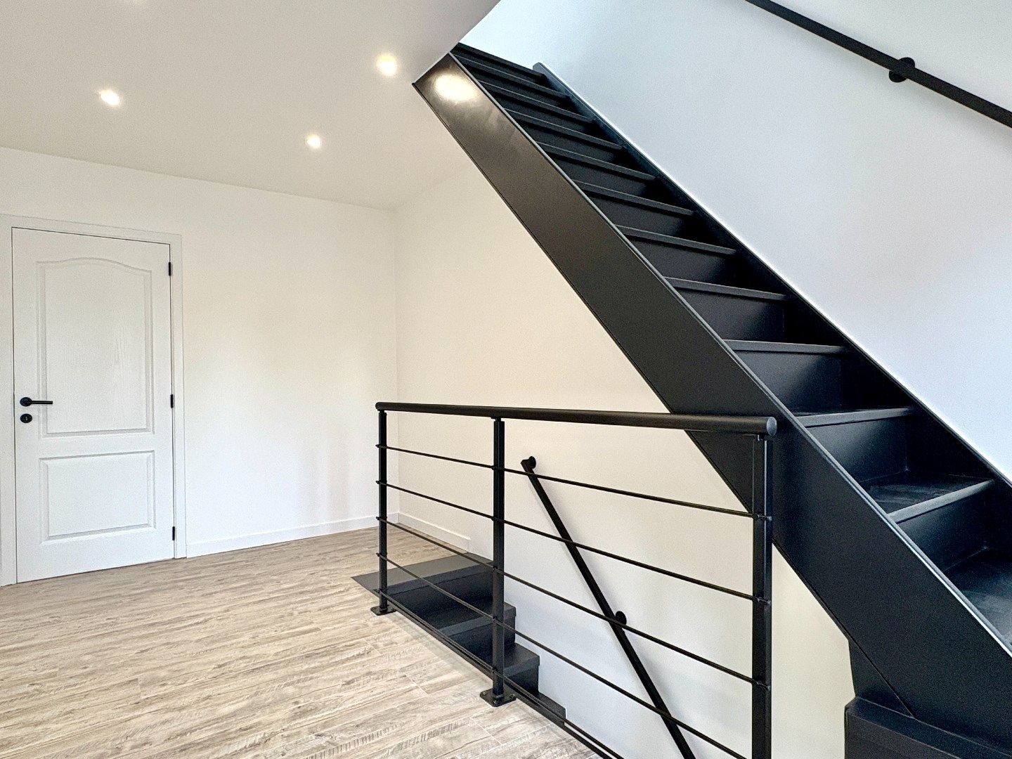 Compleet gerenoveerde woning met uitweg, 2 badks, ¾ slks en tuin. foto 20