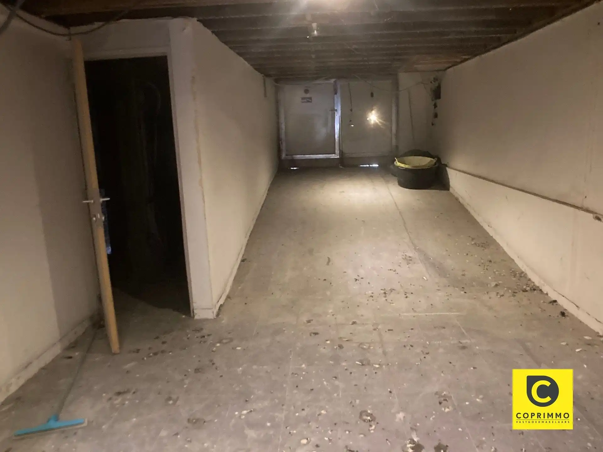 Te renoveren souterrain met stadskoer, achterhuis en garage op 't Zuid! foto 11