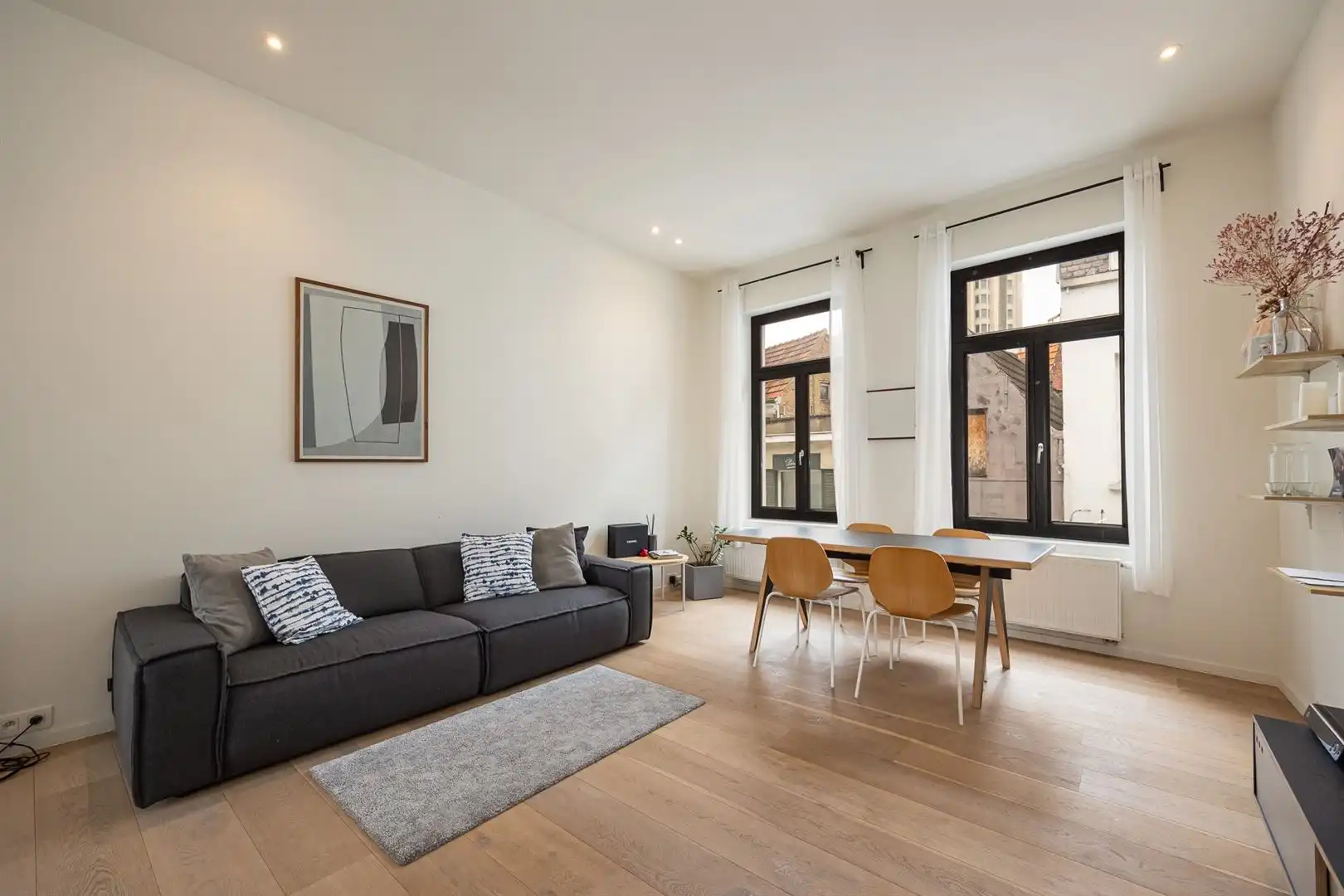 Gerenoveerd appartement met gezellig terras en één slaapkamer foto 4