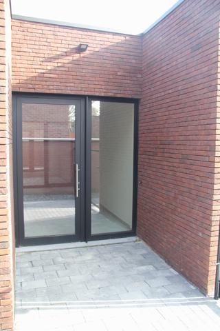 Energiezuinig (E48) gelijkvloers appartement, Kerkplein 4, midden in het centrum van Kortessem en voorzien van alle modern komfort: lift naar de garage, cv op aardgas, aluminium ramen met dubbel glas, ingerichte keuken met keramische kookplaat, vaatwasser, oven en koelkast. Berging, apart toilet, 3 slaapkamers, badkamer met inloopdouche en dubbele wastafel, ruim zuid-westelijk georiënteerd terras + kleine privé tuin aan de achterkant, dubbele garagestandplaats, kelderberging. Het appartement is  foto 5