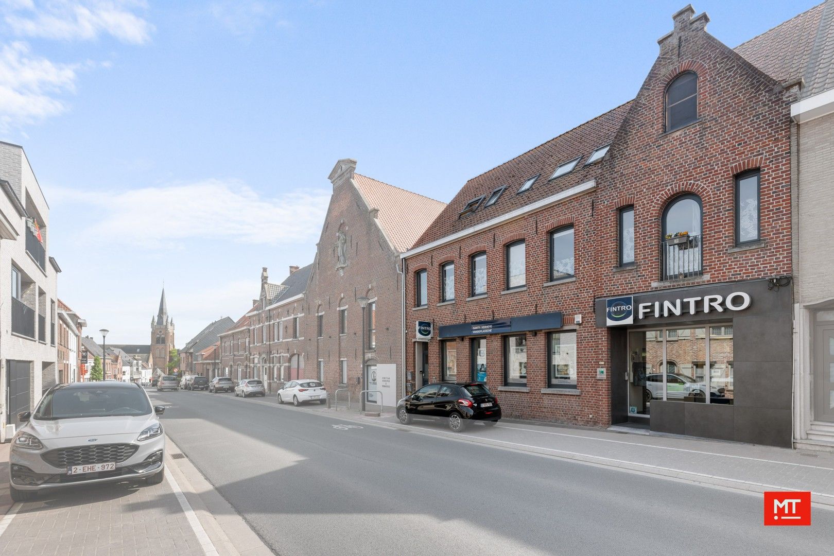 Opbrengsteigendom bestaande uit handelsruimte en 2 appartementen in centrum Beselare foto {{pictureIndex}}