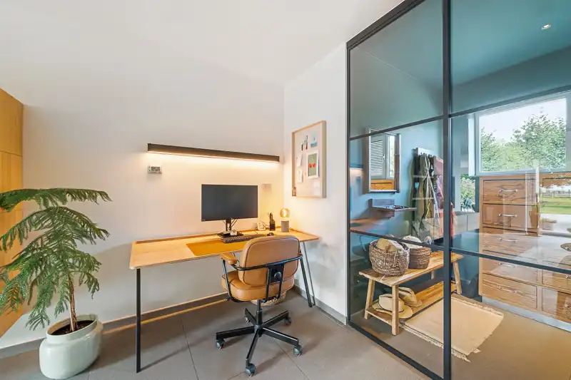 Hooglede – Verrassend ruime tussenwoning met villa-allures op 1.218 m² foto 5