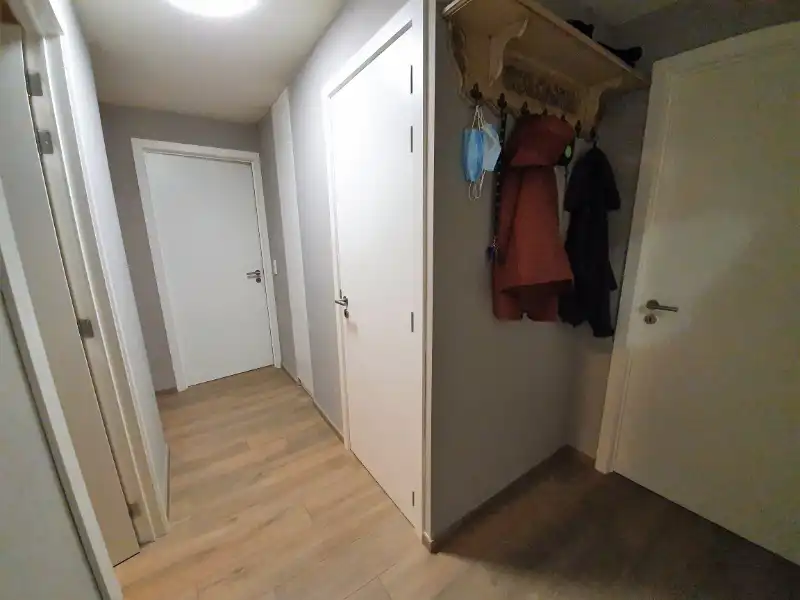 Volledig gerenoveerd 2-slaapkamerappartement met lift foto 2