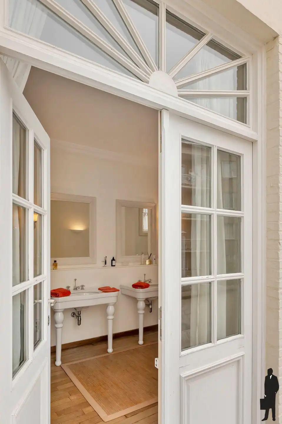 Statig herenhuis met praktijkruimte op toplocatie in Antwerpen foto 13