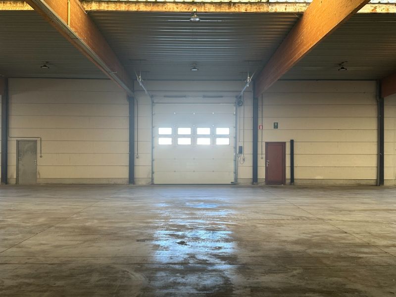 Roeselare-stadsrand. Dichtbij ring en E 403. 3 loodsen te huur in ambachtelijke zone vanaf 216m2.  12m  x 18m .  Te bezichtigen via bezoekdagen. foto 3