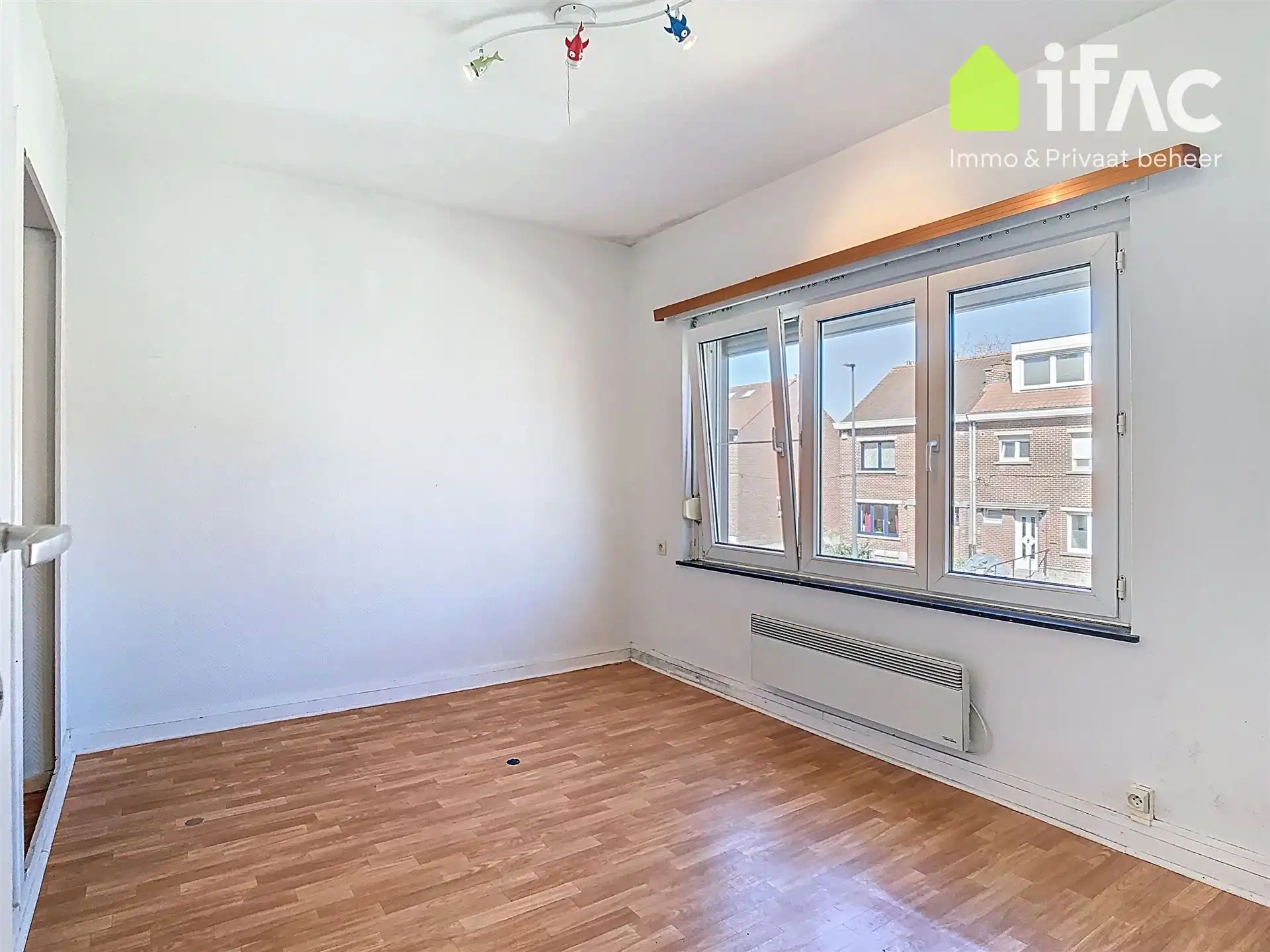 Huis met 2 slaapkamers, bureau en tuin foto 16