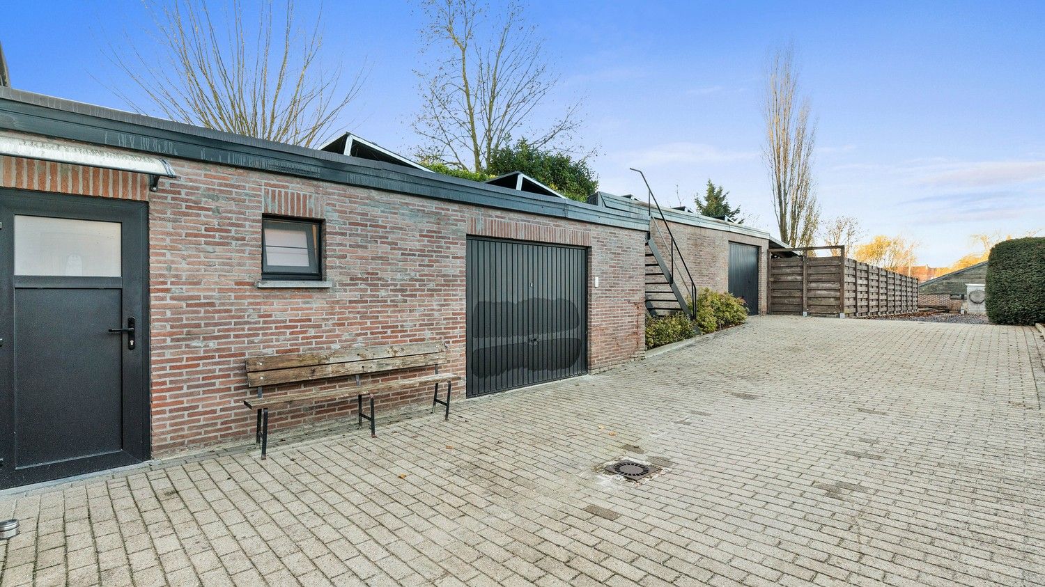 Woning met 2 slaapkamers, ruime garage en tuin foto 3