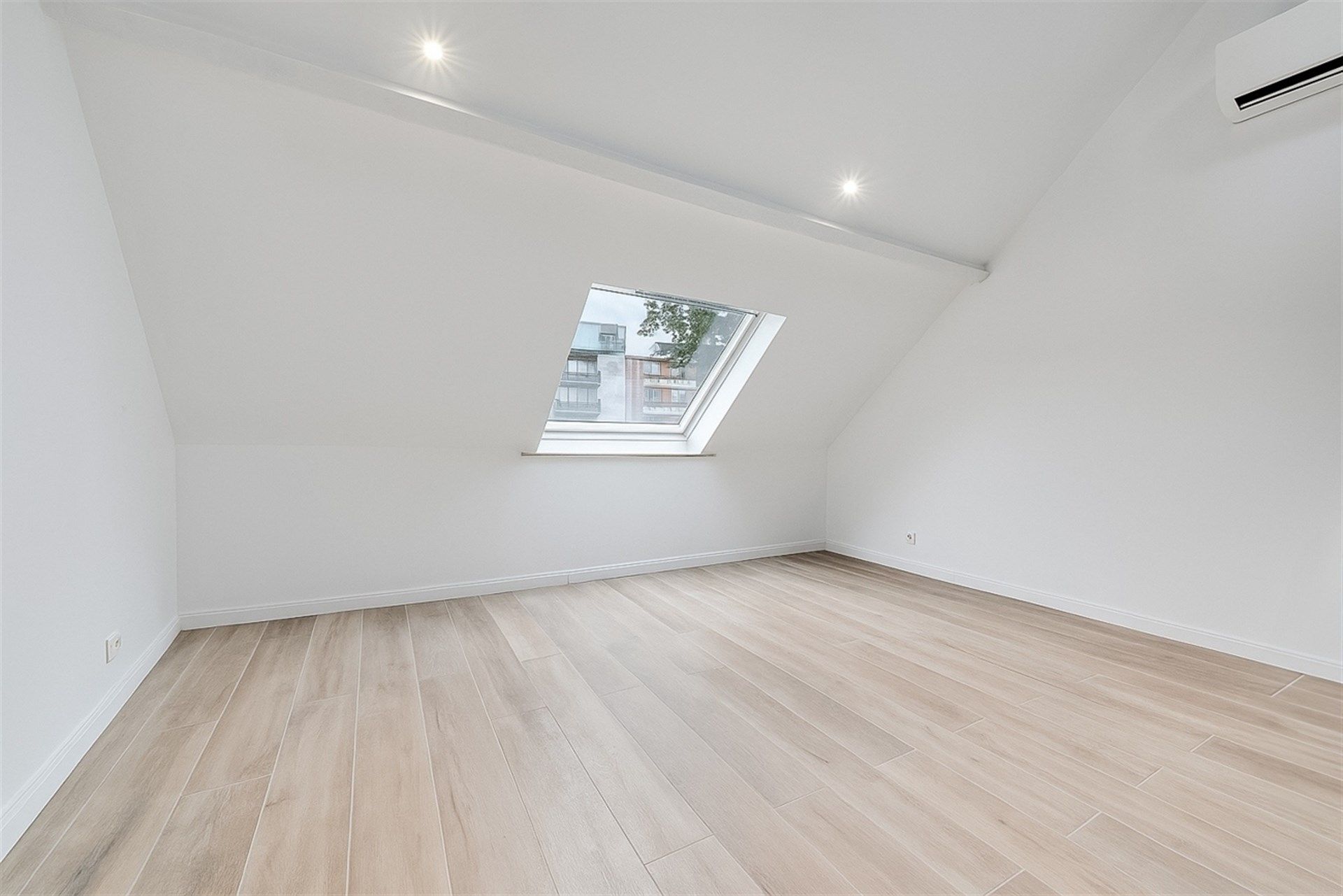 Instapklaar appartement met terras op toplocatie in het centrum foto 4